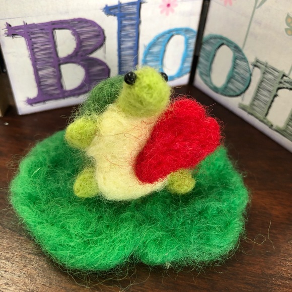 Needle Felted turtle handmade holding heart unique sweet gift collectable - Picture 3 of 10